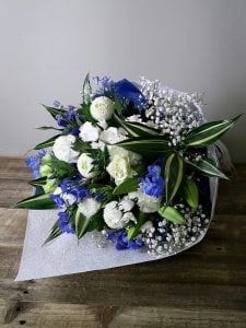 爽やかな青系はお盆の花にも人気です