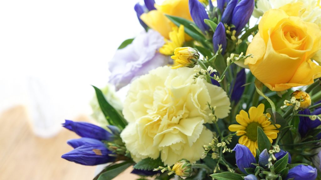 淡い紫を差し色にしたお盆のお供え花