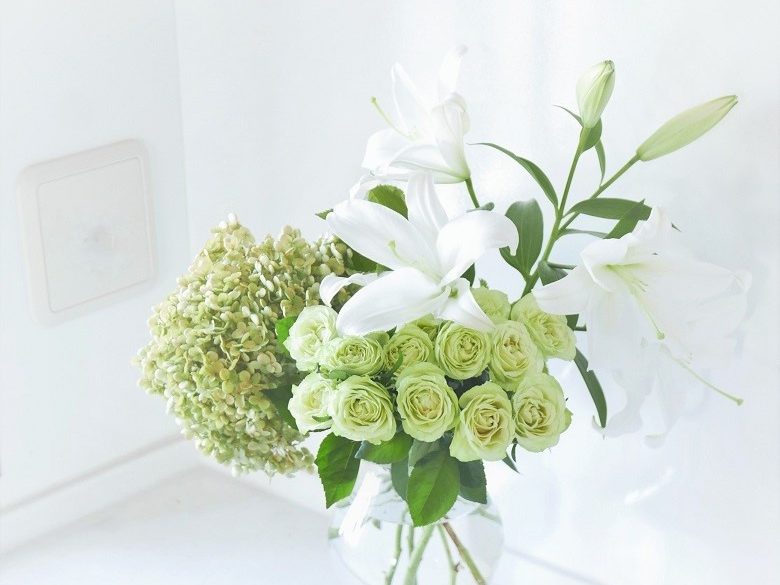 リンドウ、ユリ、淡いピンクの花
少し色味を加えてもOK