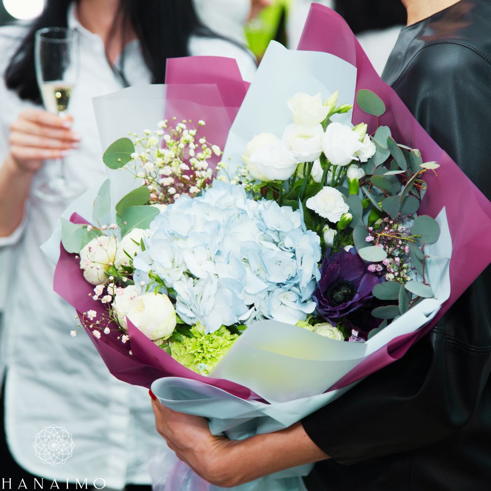 花束を抱えて帰る人。花をもらっても嬉しくないと感じる場面