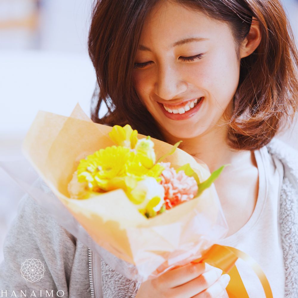 お花をもらった女性と可愛いブーケ