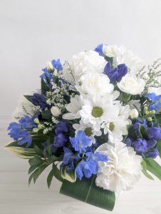 祥月命日とは｜月命日との違いとお供え花の選び方