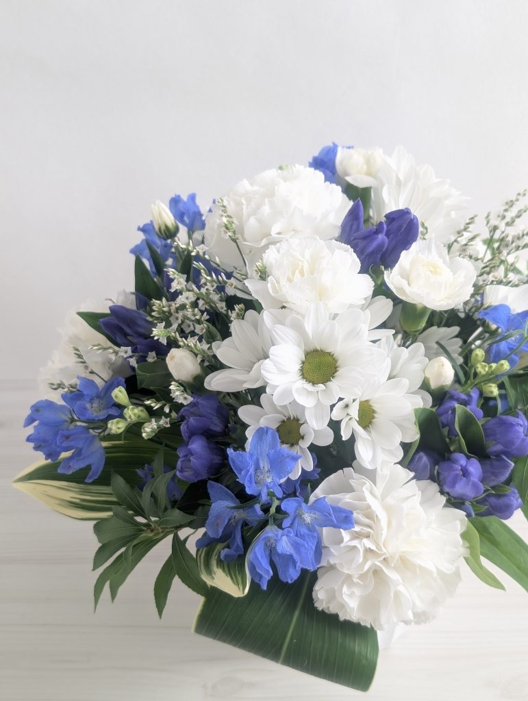 祥月命日と月命日にお供えする花のアレンジメント