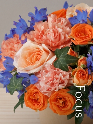 個性的な青オレンジ系 フォーカス 花束l 青オレンジ フォーカス Hanaimo 花以想 お花プレゼント 通販
