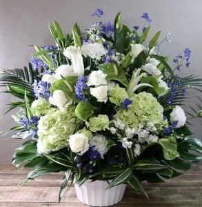 お花の方は先様の会社カラーと合っており、華やかに仕上げて頂いたと思います。