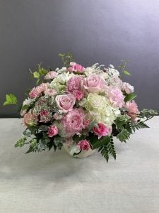お寺へ届けるのに洋風になりすぎないように同色系の菊の花を入れる配慮して下さったり、若々しくなりすぎない母が好んだ落ち着いたピンクの色味の薔薇が入っていたりどれも細やかな配慮が感じられました。