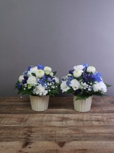 彼女に似合う白とブルーを基調にアレンジしていただいた素敵なお花たちが、殺風景だったオフィスの景色を明るく和やかに演出してくれています。