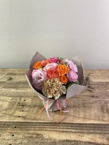 自立して飾れるので、届け先にご面倒かけることなく、供えていただけるのがとっても良かったです。