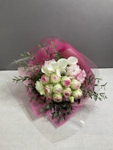 ちょうど「結婚記念日の 花」のところに、以前から気に入っていたお花での写真があり 今回は初めて番号のままでのお願いになりました。