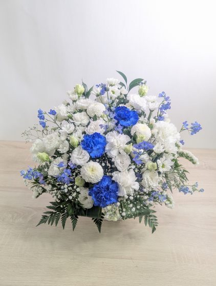新盆のお供えに。お好きだった海をイメージして青いお花数本入れていただきました。