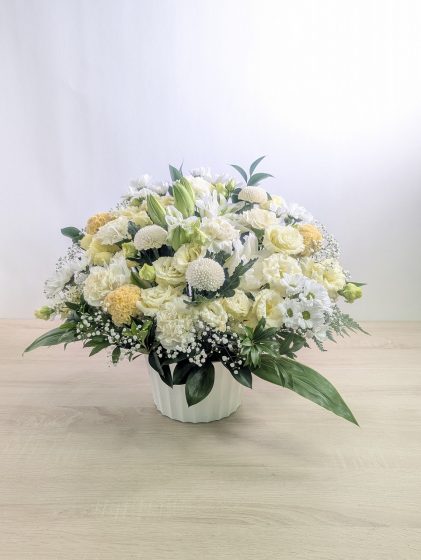 ご逝去後まもない時期のお供え花。到着後に遺影のそばに飾られた写真を見て心が温かくなりました。
