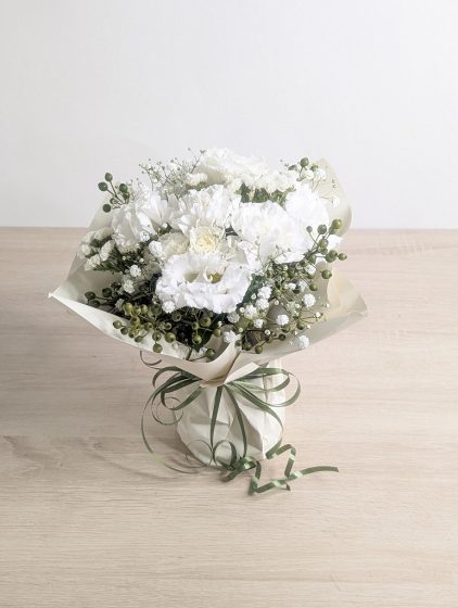 お供えのお花。おしゃれなデザインでお花の種類も素敵でした。