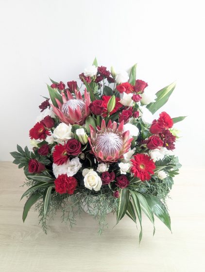 お祝いのお花◎ステージ上で飾られてるものの中で一番目立ってます。