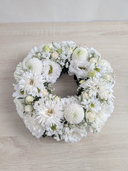 リースはぎゅっとしっかりした雰囲気で、かわいらしい仕上りになっていました。