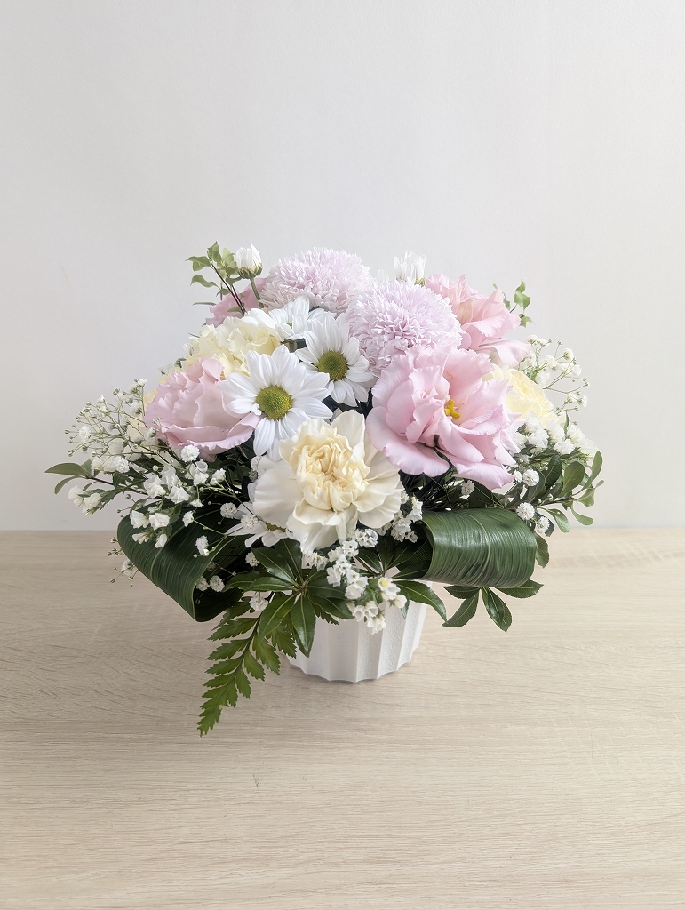 一周忌の供花　画像と一緒に優しい色味のお花のお礼メールを頂きました。