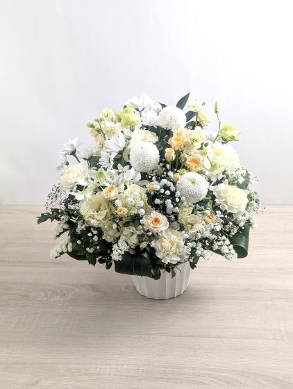 会社の先輩の一周忌に。温かい色合いの素敵なアレンジメントで想像以上の仕上がりでした。